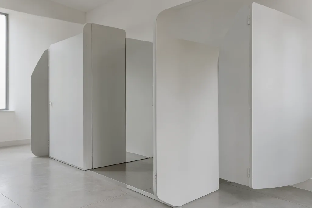 Illustration : Agencement distributeur automatique petit espace : solutions compactes pour couloirs et angles morts