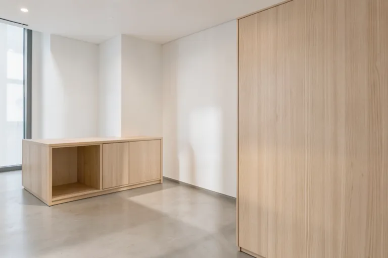 Illustration : Habillage distributeur automatique bois : intégration esthétique pour les bureaux