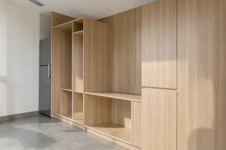 Illustration : Habillage distributeur automatique en bois : esthétique et intégration naturelle