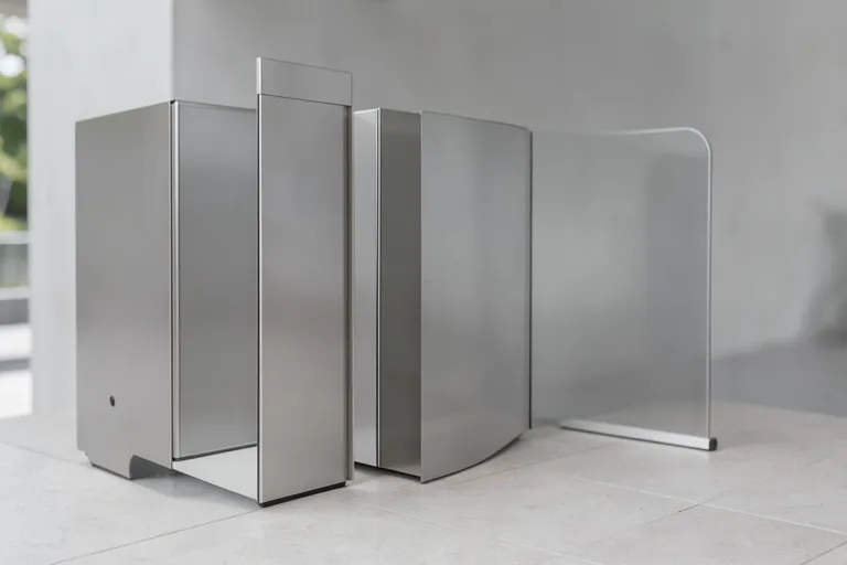 Illustration : Sécuriser un distributeur automatique en extérieur : cage acier ou inox ?